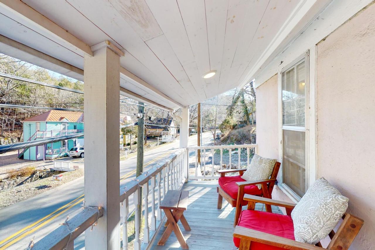 The Pink House On Main - Upper Appartement Eureka Springs Buitenkant foto