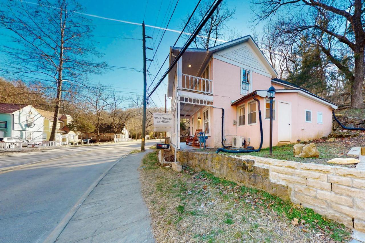 The Pink House On Main - Upper Appartement Eureka Springs Buitenkant foto
